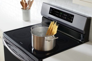FrigidaireInductionRangeWPot_500px Frigidaire Induction Range cooktop