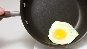 EggSlidingOffNonstickPan Egg sliding out of nonstick pan: Is Nonstick Cookware Safe?