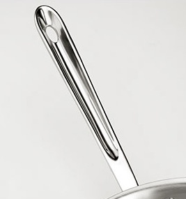 ACD5HandleCloseup How to Choose the Best Saucepans for Your Kitchen