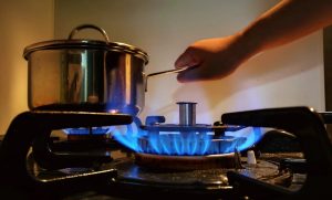 Best Cookware for Gas Stoves Featured Image Gas Flame under Pot