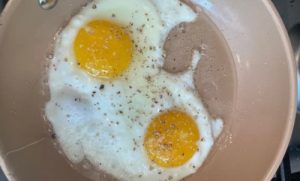 Ninja Exteneded Life ceramic pan with eggs Ninja Exteneded Life ceramic pan with eggs