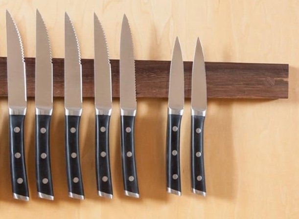 WooDsom magnetic knife rack with steak knives WooDsom magnetic knife rack with steak knives